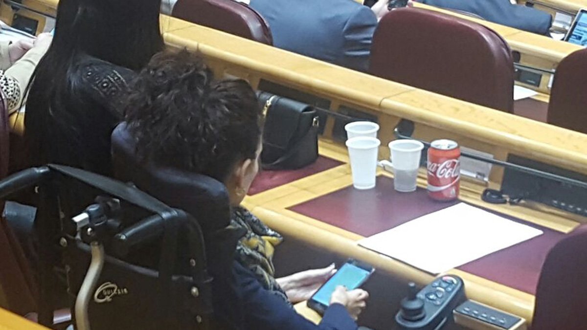 Otra senadora de Podemos pillada con Coca-Cola en la mesa del Senado ww.okdiar.io/NpM5zS