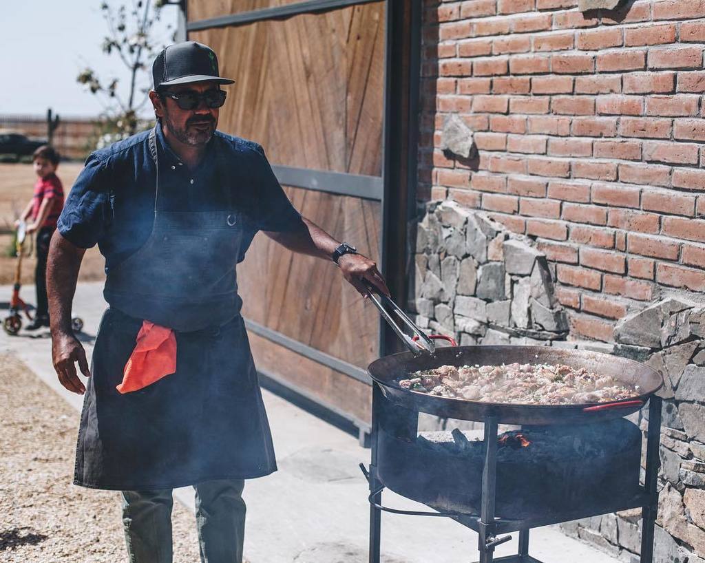 mikearce's tweet photo. The man himself @javierplascencia working on a delicious Paella.
.
#paella #outdoorcooking #farmtotable #organicpr… https://t.co/Y9TuSs5X5o https://t.co/W6CXuTpvdX