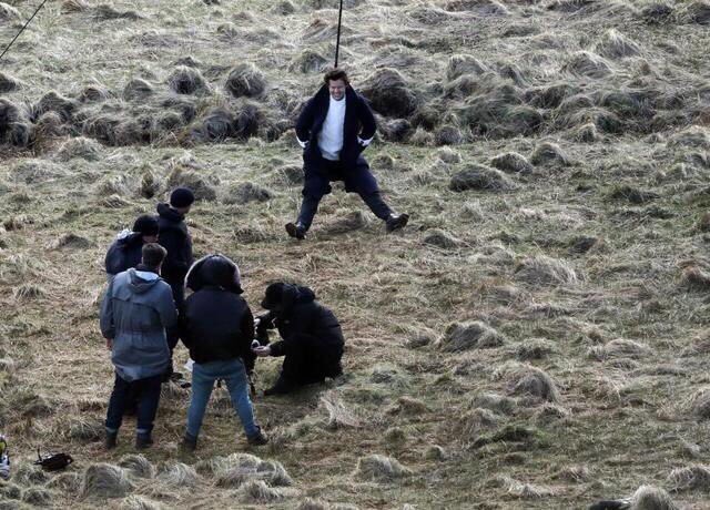 HStyles_Update's tweet photo. Harry on set of his music video of Sign of the Times #17-20 https://t.co/1K22G8J8w1