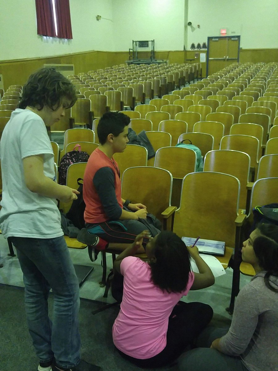 Bridgetbaill's tweet image. Creativity at work! Ss writing dialogues. #beastar #springdestinations #artsfest2017 @LMSNation