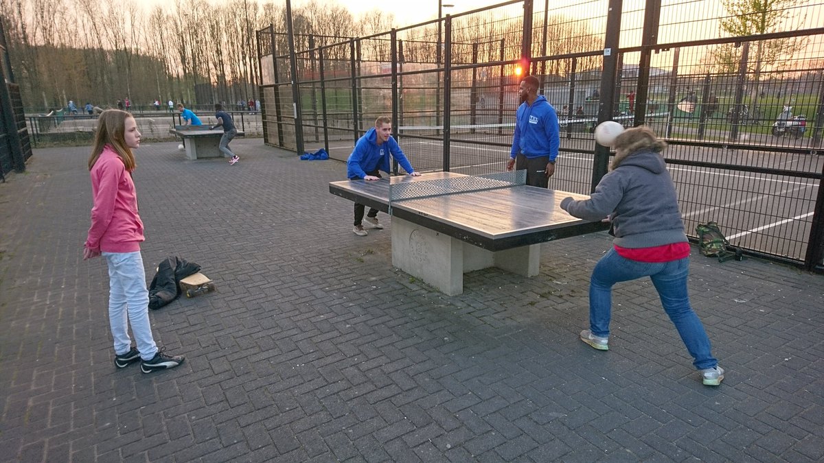 Eerste workshop Headis voor medewerkers <a href="/Sportplaza_zp/">TOS Zuiderpark</a> Dat trekt natuurlijk ook aandacht van voorbijgangers! #16april #kickoff #headis