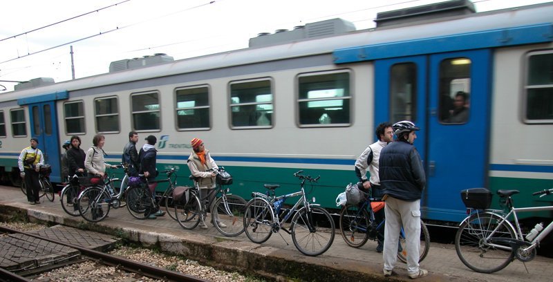 biciclettando1's tweet photo. Se hai una bici non puoi viaggiare in treno https://t.co/UHjS1yauub https://t.co/v3308cEVOz
