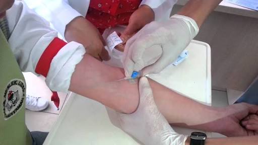 Umut mu ne umudu be..Ben umutlarımı şu iğneyi çekerken kanı görmeyince kaybettim zalımın kızı...