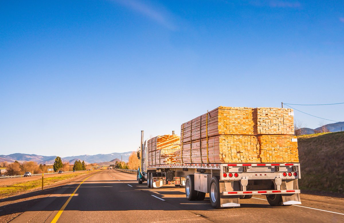Selective's tweet photo. What risks do #truckdrivers face when they use #smartphones? #selectiveinsurance #trucking https://t.co/jwc4qZ0ZeM https://t.co/BSqf6mxUwQ
