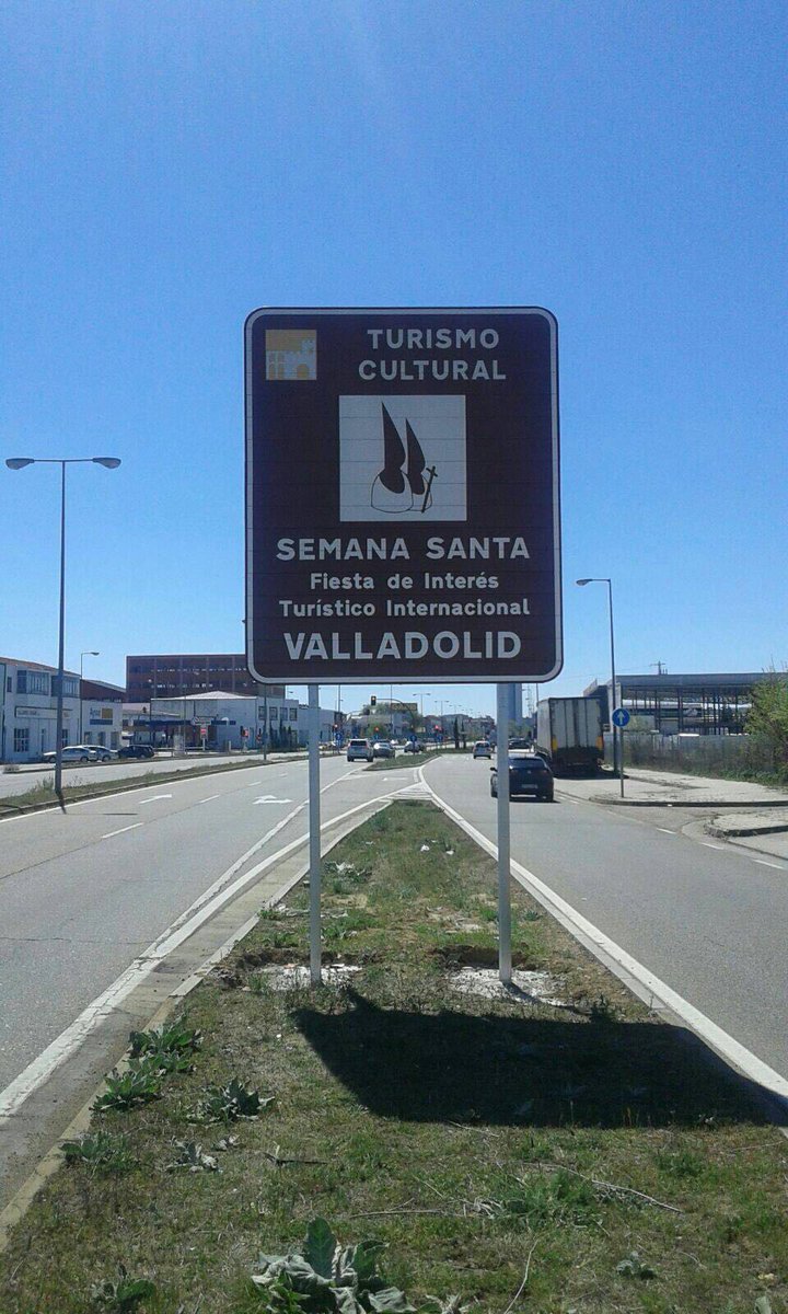 Nuevas señales en Valladolid anunciando su gran Semana Santa a las entradas de la ciudad .