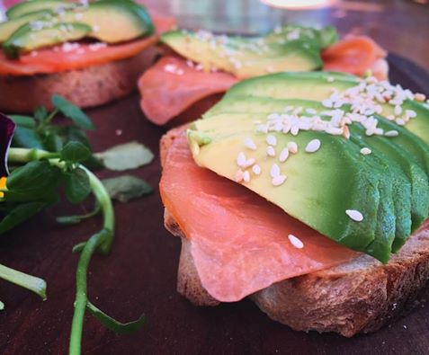 signore_chile's tweet photo. Tenemos que confesarte... estamos enamoradísimos de esta combinación!! 🙊😍#Salmón #Palta #Sésamo #bruschette #antipasto https://t.co/SRU1DzIiPY
