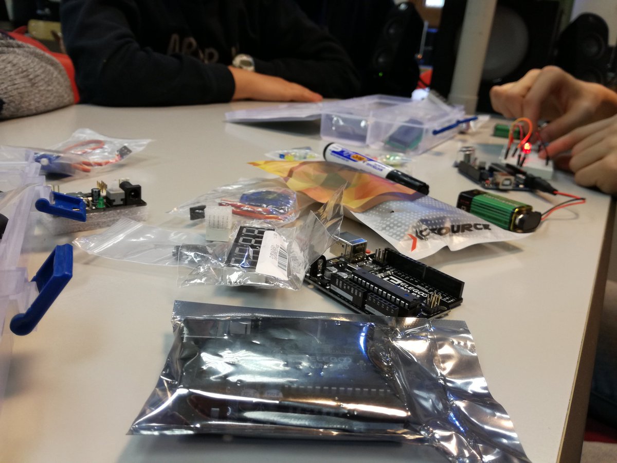 cdpcasp's tweet photo. Tarda d'Arduino al Club! #JEcasp https://t.co/mpMJgq1hI3
