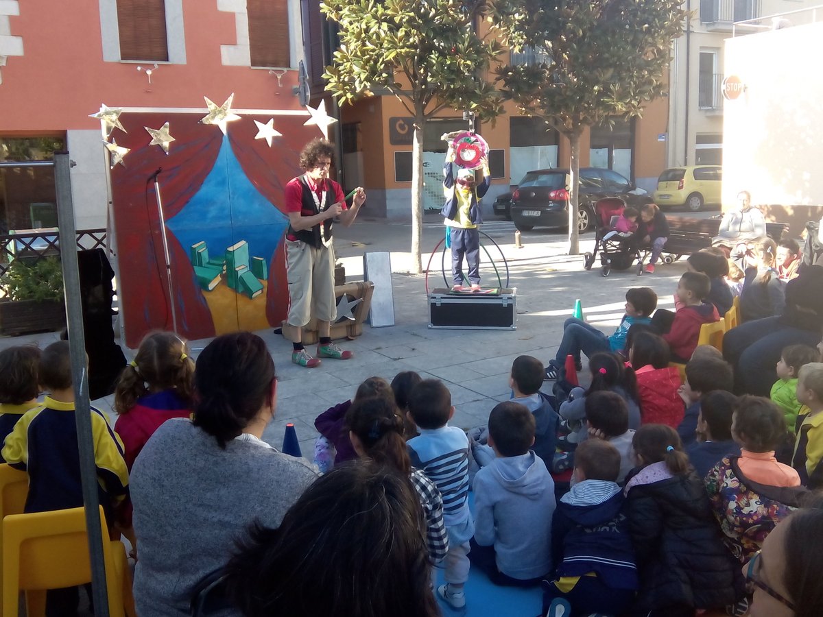 BibRiudellots's tweet photo. Divendres la plaça es va omplir per veure l'espectacle de circ  "Peripècies a la biblioteca" @KATRASKAcia i ens ho varem passar molt bé https://t.co/JS8QEDPppw