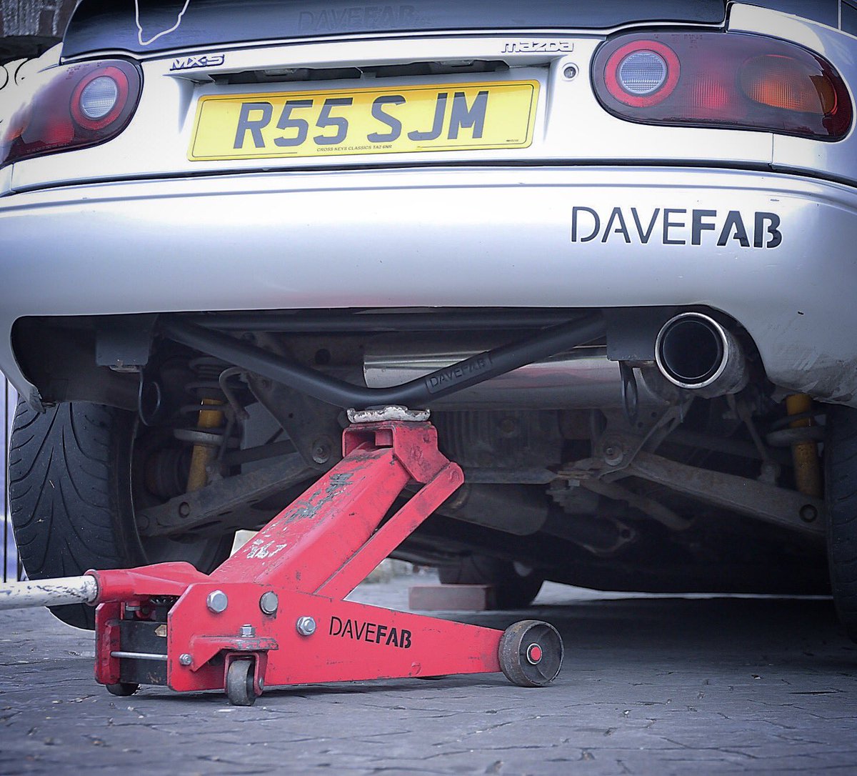 Last few bits of prep underway for #SpringActionDay <a href="/CastleCombeUK/">Castle Combe Circuit</a> with @Mighty5sDotCom #mx5 #topmiata #mazda #eunos