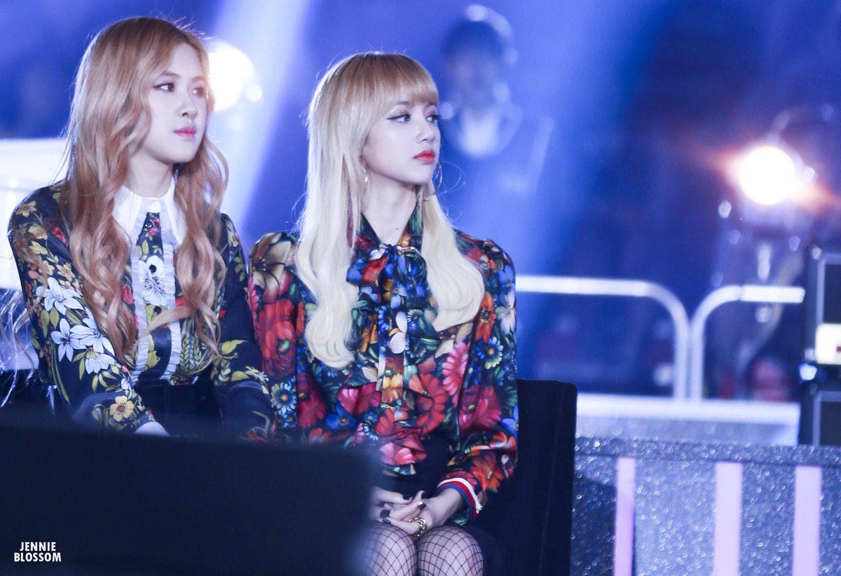 Blossom_960116's tweet photo. 161226 가요대전 로제, 리사
세상에.. 요정이 아니고서야 이렇게 예쁠 수 없찌...
#BLACKPINK #블랙핑크 #ROSE #LISA #로제 #리사 https://t.co/QkC2jfk0fi