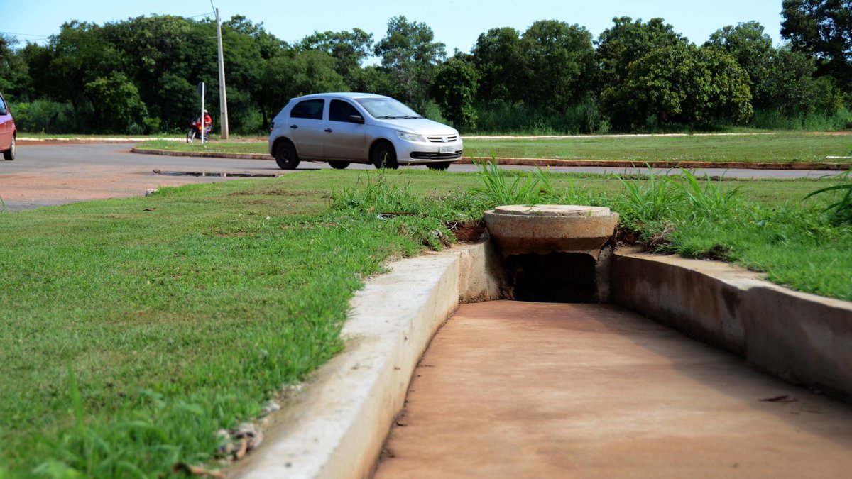 Estamos construindo canaletas de captação de água, boca de lobo nas rotatórias,para facilitar o escoamento da água.🙏 bit.ly/servicoinfra