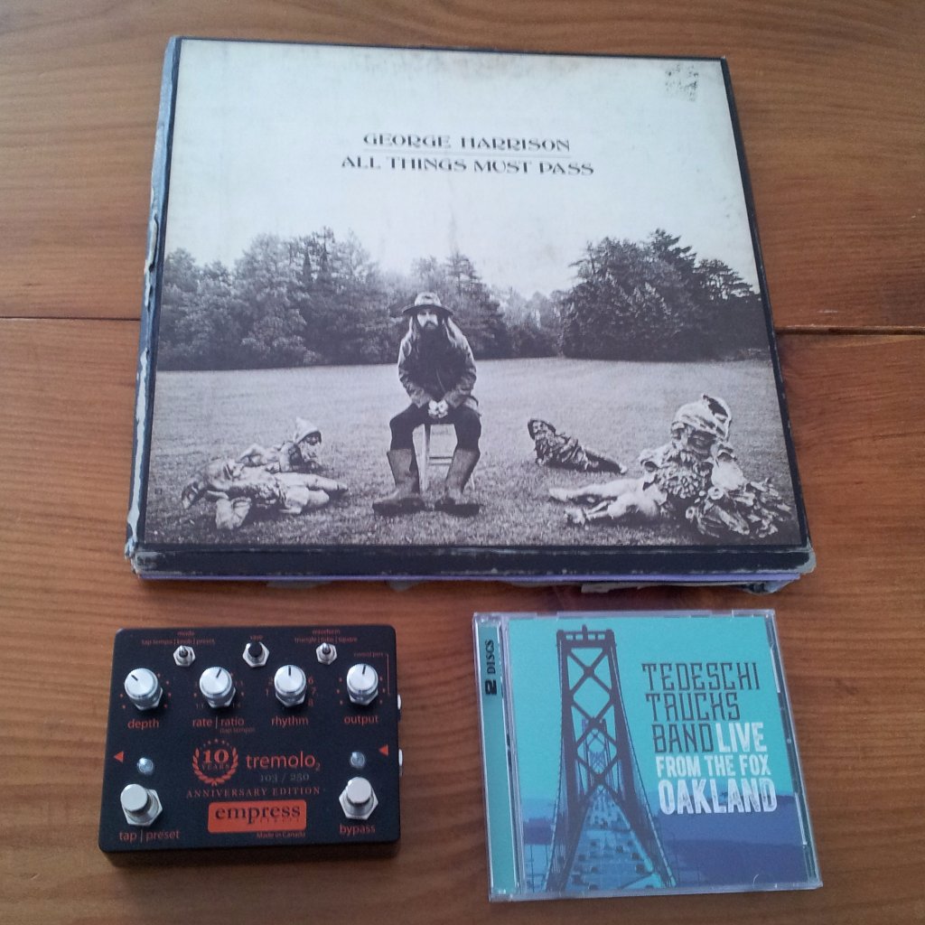 RobertsonAmps's tweet photo. New tunes, old tunes and a new toy. Where to start? #derekandsusan #empresseffects #vintagevinyl #greatfriends https://t.co/BCWKyhOgf8
