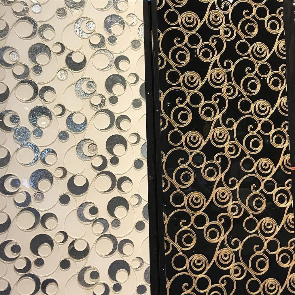 Tileometry's tweet image. Bling alert! Scrolls and metallic #mosaic #tiles spotted at Vogue Bay! 💙// #tileometry #Coverings2017 #backsplash … ift.tt/2nTrSYo