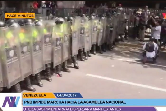 WellingMichael's tweet image. #Venezuela Regime of Nicolás Maduro block opposition congress from entering National assembly today. #DictaduraEnVenezuela