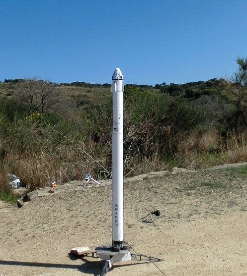 Mausonaut's tweet photo. ... the mini #Falcon9 with the #Dragon #spaceship with cargo for @MoonDotStation is #ready4launch! #MoonDot #STEMed #STEAM #SpaceX https://t.co/05Z10GzppM