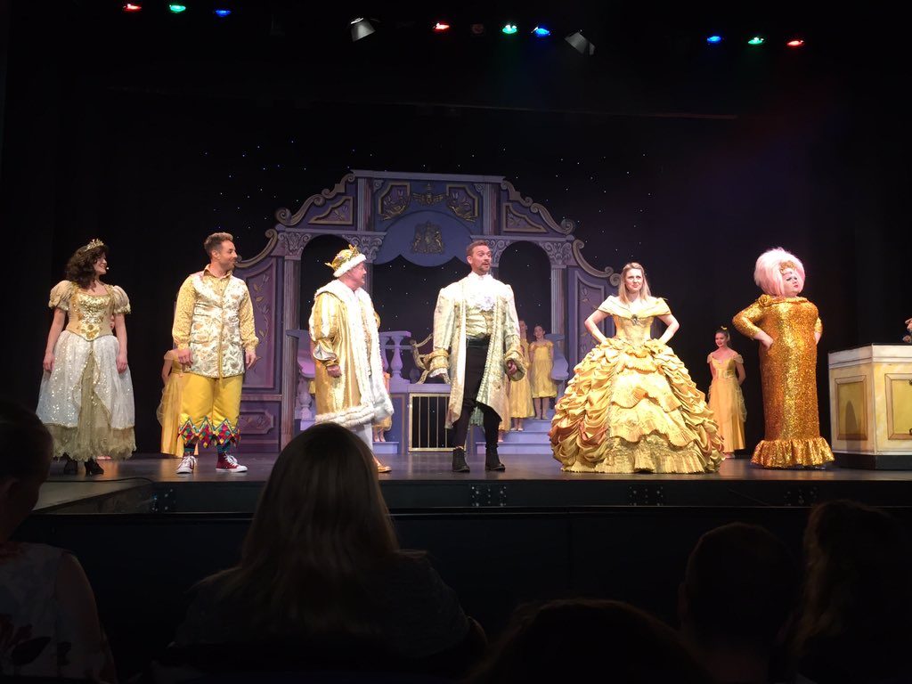 kerrycward's tweet photo. Fab show everyone @easterpantotour, was really proud of my daughter Jenna and her dance school xx @THESTEVIRITCHIE @keithchegwin https://t.co/Uf0iS6c4cf