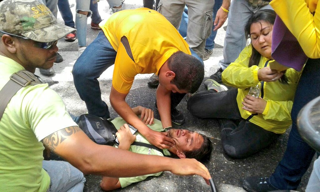 WellingMichael's tweet image. Regime security forces launch pepper spray and gas at protest against dictatorship in Venezuela. @CBCAlerts @CTVToronto @CTVToronto