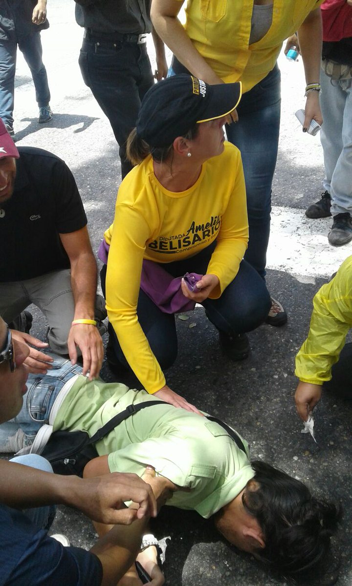 WellingMichael's tweet image. Regime security forces launch pepper spray and gas at protest against dictatorship in Venezuela. @CBCAlerts @CTVToronto @CTVToronto