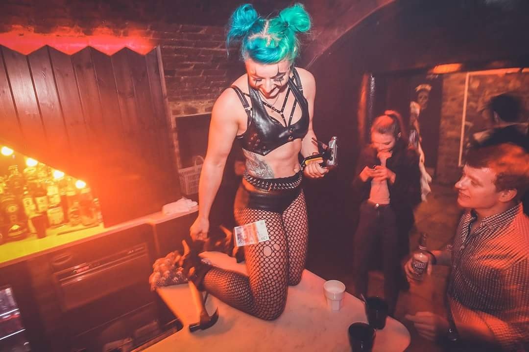 BeaNoir86's tweet photo. Who needs a purse?! Here's super easy way of carrying notes around...simply staple them to your legs! 😝 #staplegun #bodystapling #freakshow https://t.co/BCqDCltako