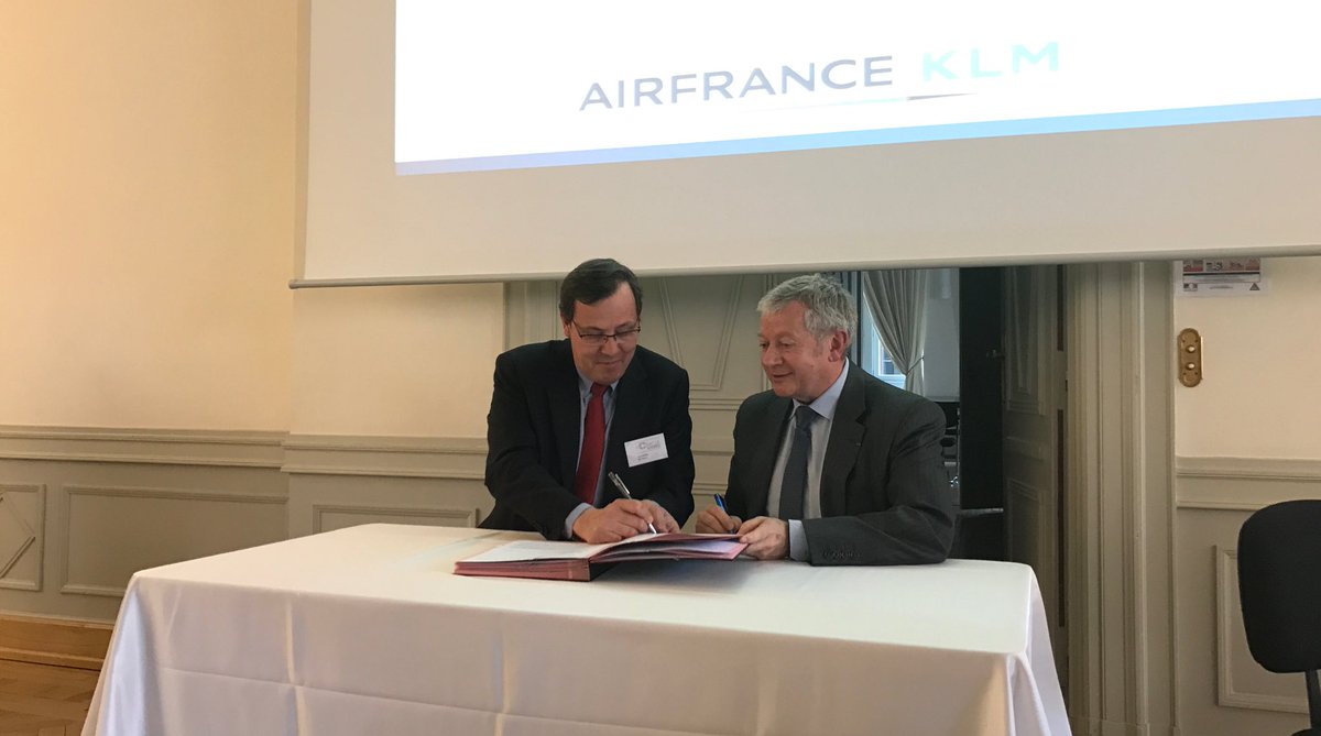 ccialsace's tweet photo. Signature d'une nouvelle convention entre la @ccialsace et @AirFranceKLM pour les opérations liées à l'#export https://t.co/XEoYpUxu5u