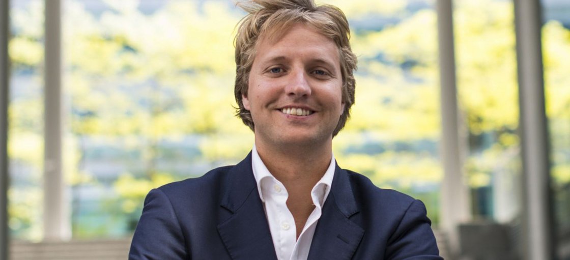 NPORadio1's tweet photo. Tussen snelle jongens, grote sommen geld en hoge torens pleit Ruben van Zwieten voor naastenliefde en broederschap: https://t.co/okNmliGvlw https://t.co/KSL5iSe95V