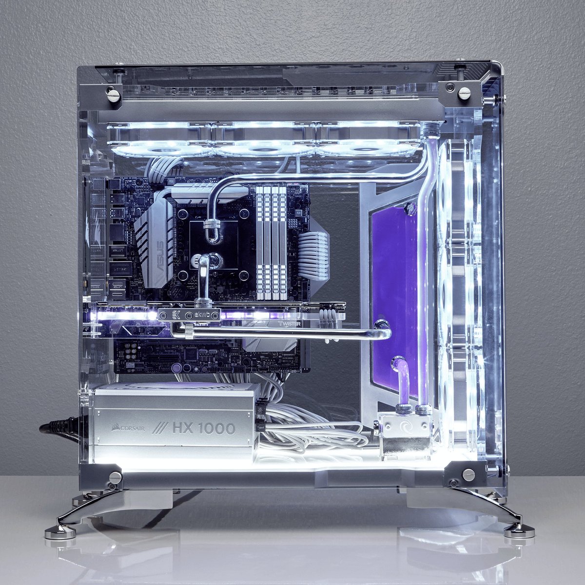 CORSAIR on Twitter: "Crystal clear build. Check out the gorgeous 570X mod, featuring custom mirror acrylic panels: https://t.co/70LJgA4Rtj / Twitter
