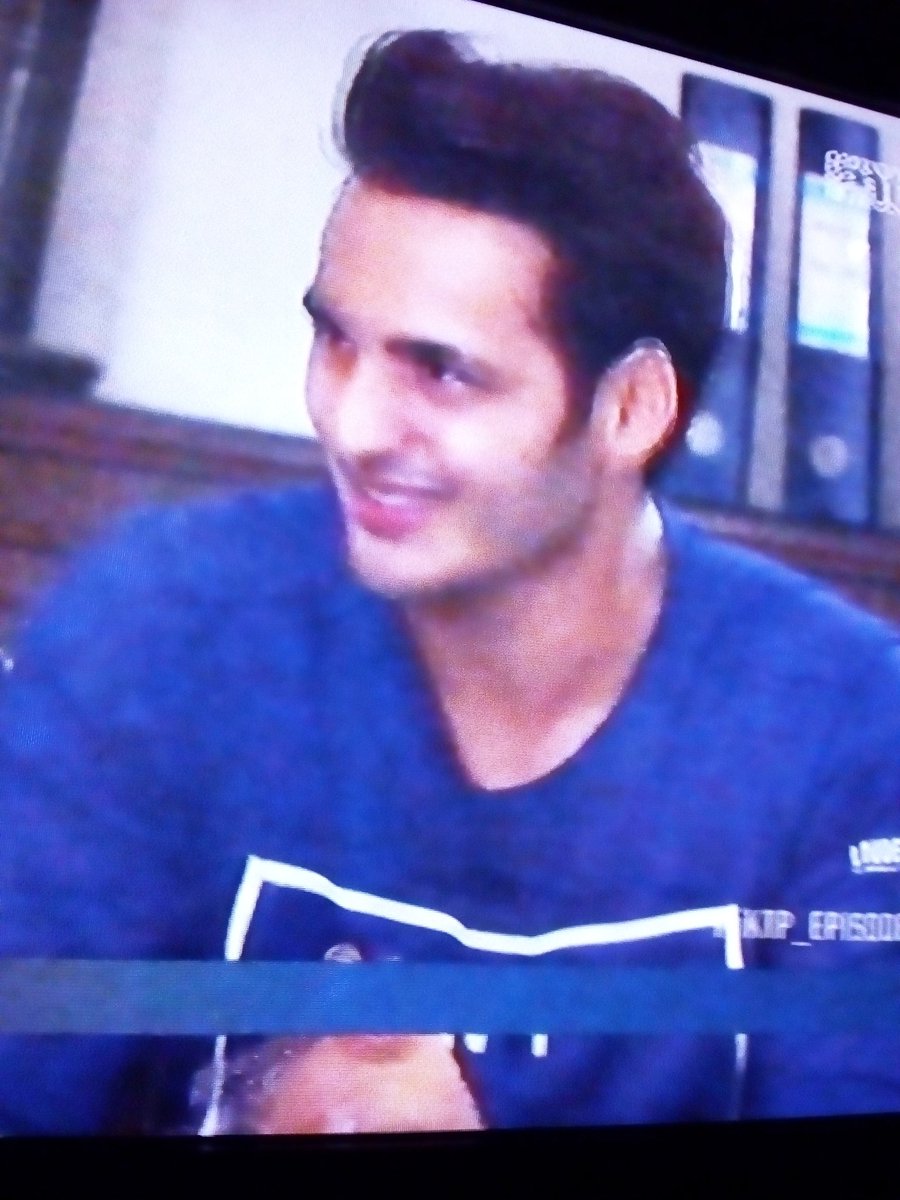 Yuliz_rose's tweet photo. .@ravibhatia333 @whatsonANTV @SeriesANTV @akangobet Mas Eboy @ravibhatia333 sibuk ngurus KTP  ke pak RT , bingung lihat stempelnya besar banget 😂 #iktp_episode22  haha..lucu .malam2 ngakak 😁 https://t.co/nqaAns87aM