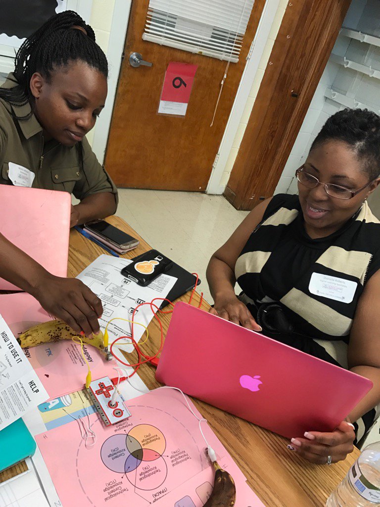 BanksTech's tweet photo. Banana piano = biano? @makeymakey @kindersnoopers @antionette_124 @lcpsnc #iLCPSDLS https://t.co/BJRUnPUxZb