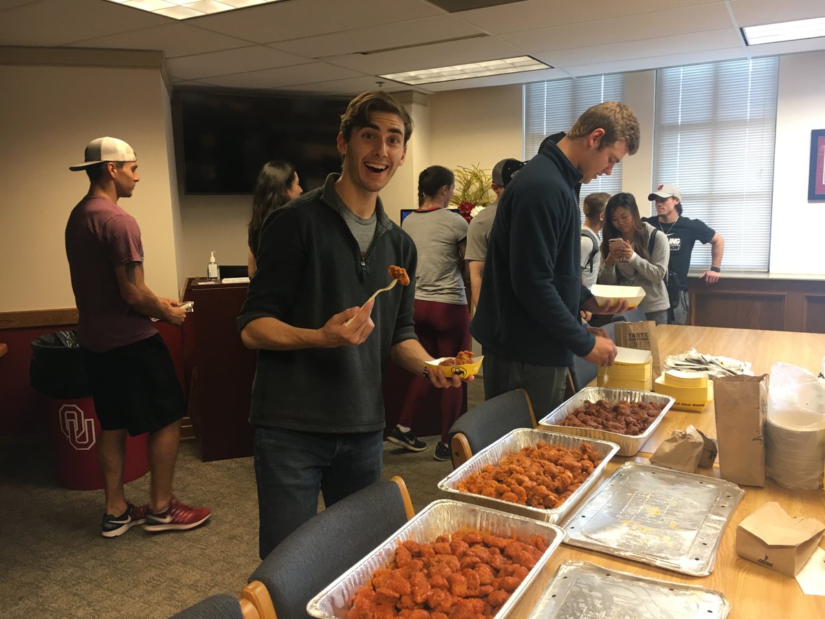 WADDUP, WINGS 🍗 Day 2 of #StudentAthleteAppreciationWeek is starting off with a BWW bang!