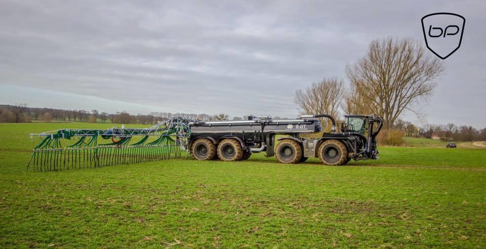 profiMagazin's tweet photo. Die Agrarlohn Müritz GmbH​ im Einsatz mit einem #Claas Xerion 4000 Saddle Trac und #STG Gülleaufliegerfass. https://t.co/CbjPj0C3jS