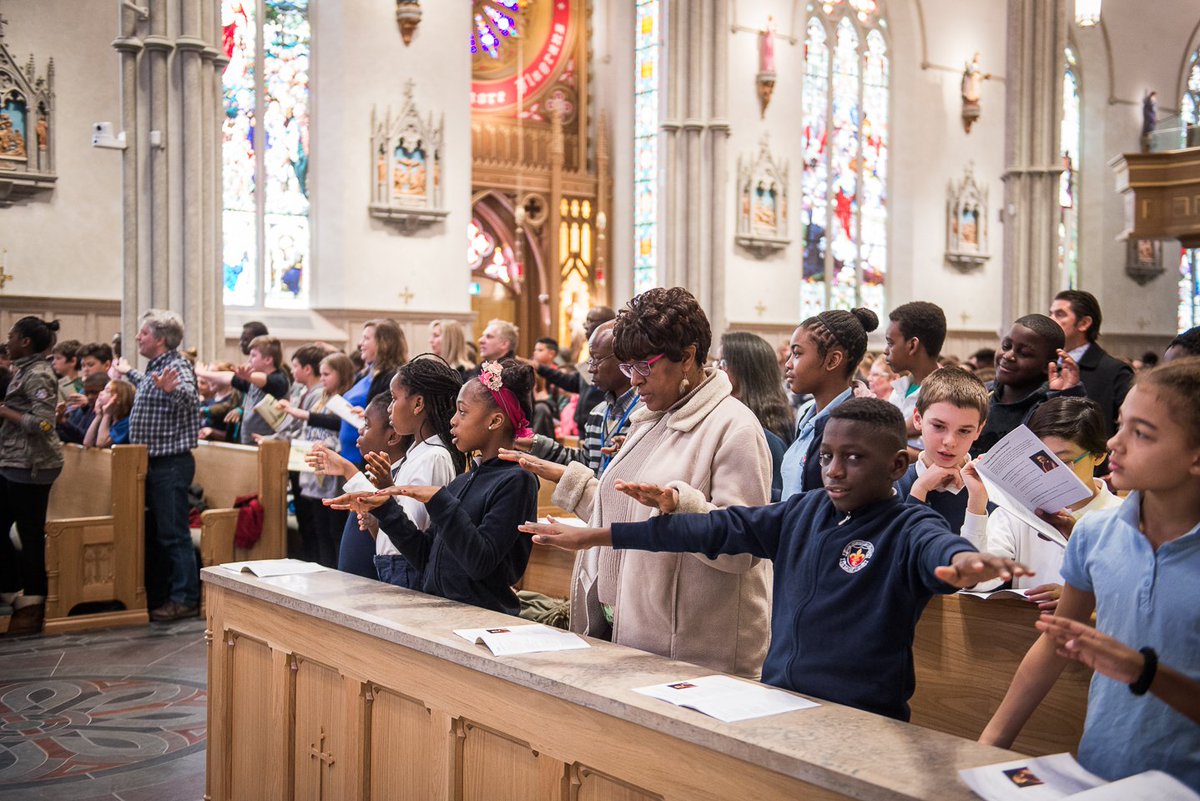 cscmonavenir's tweet photo. Merci cardinal Collins d'avoir accueilli les élèves de 6e à la cathédrale @StMikesCathTO de @archtoronto https://t.co/O5TcLOAado https://t.co/314SE401N1