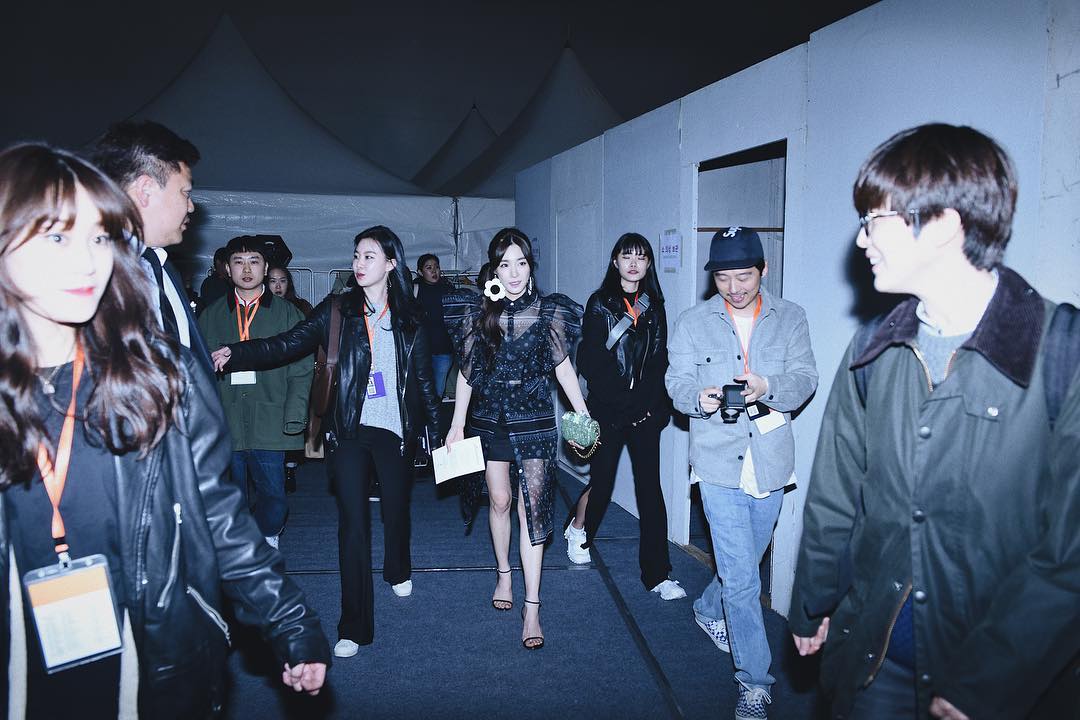 [PIC][28-03-2017]Tiffany và SeoHyun tham dự sự kiện ra mắt BST Thu - Đông của thương hiệu "FLEAMADONNA" trong khuôn khổ "2017 S/S HERA Seoul Fashion Week" vào chiều nay - Page 4 C8lg3UFXsAArI9P