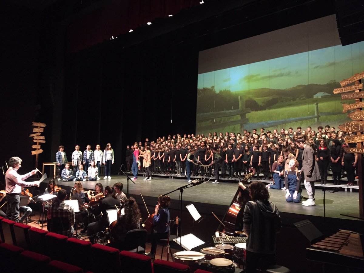 Kursaalmanresa's tweet photo. Pell de gallina! Assaig general de la 1a funció del #FemOpera Més de 200 alumnes de 1r i 2n d'ESO interpretant l'Orquestra dels Animals https://t.co/4xHrFavwYE