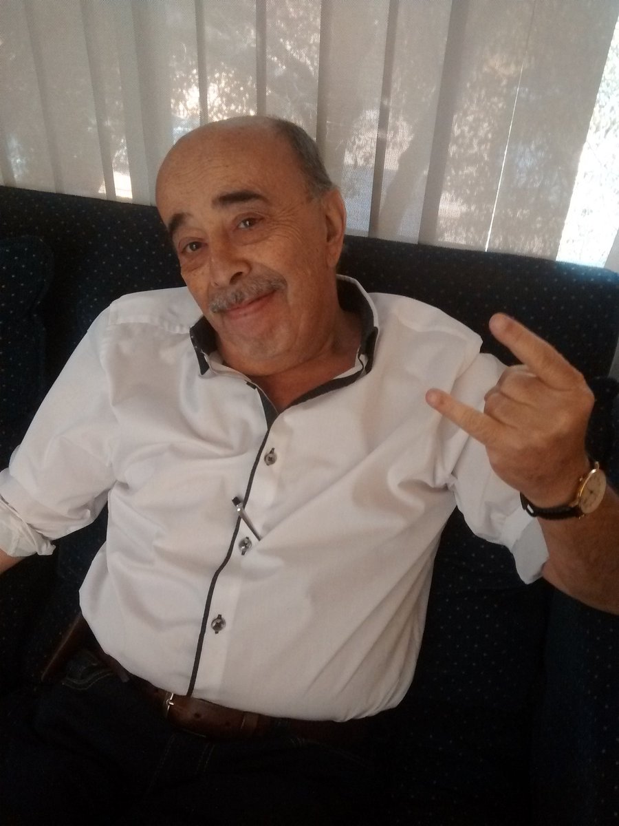 lamagiaazul's tweet photo. Hoy vuelve Tito Awad a La Magia Azul los esperamos a las 15 hrs por la 102.5 fm #TitoAwad https://t.co/EaFT0XRDws
