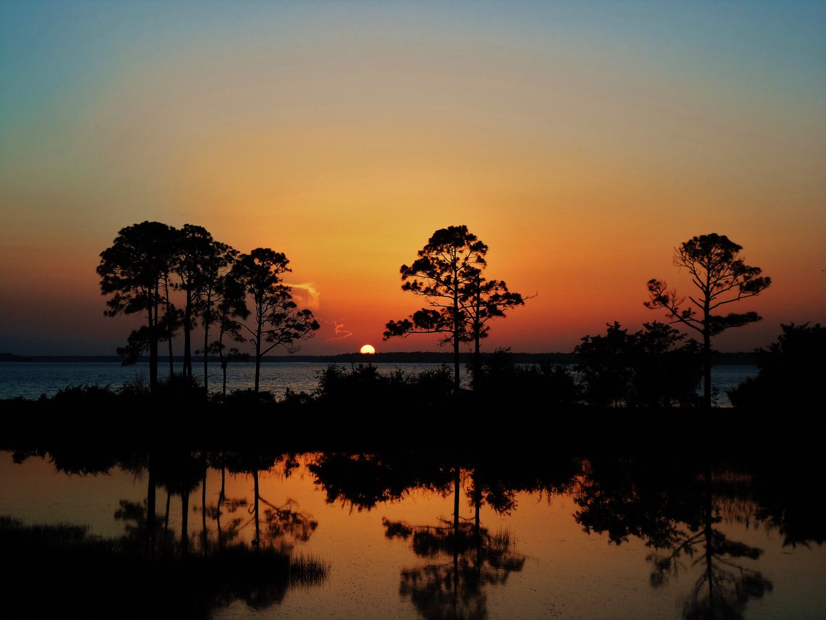 BeachPropHHI's tweet photo. Our latest winning photo by Rebecca D. from Zionsville, IN. #Sunset over #CalibogueSound in #SeaPines. #HiltonHead #HiltonHeadIsland 🌞 https://t.co/d2GUPhYgUH