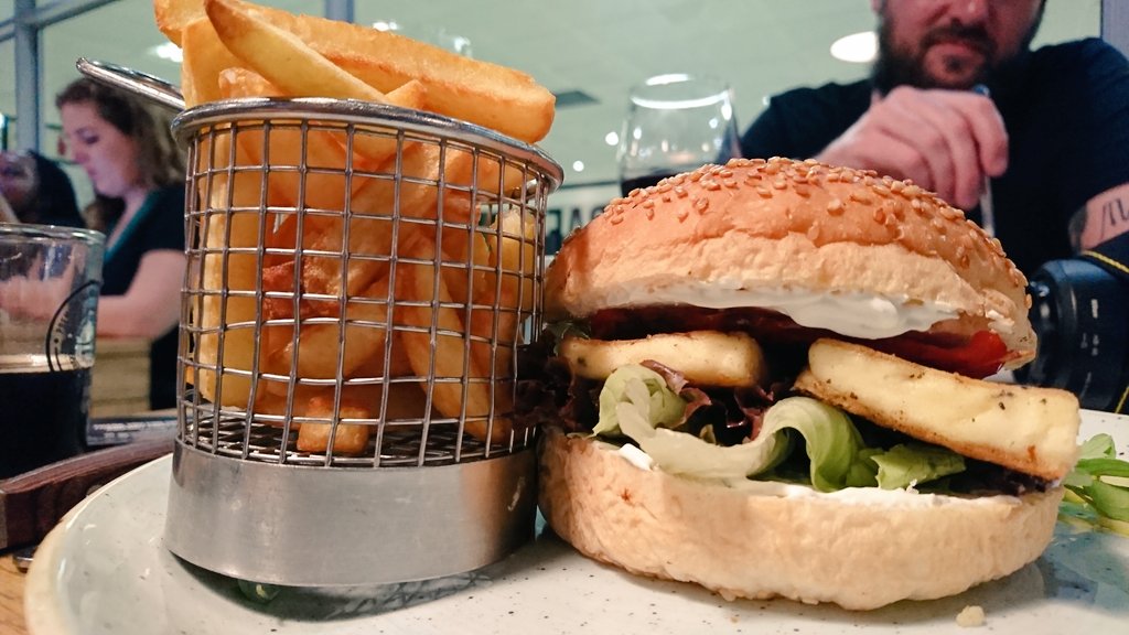 Boozy_Foodie's tweet photo. Red Pepper and Haloumi Burger! Looks delicious doesn't it?? π @airportcraftbr #airportcraftbrewers #acbwintermenu https://t.co/x24wfO6OfO