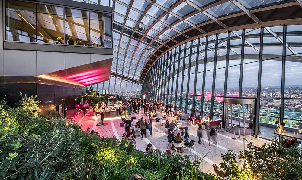 Have a romantic dinner with a breathtaking #view of London in Sky Gardens ❤️😱 Just 20 mins away! || #BeCentral skygarden.london