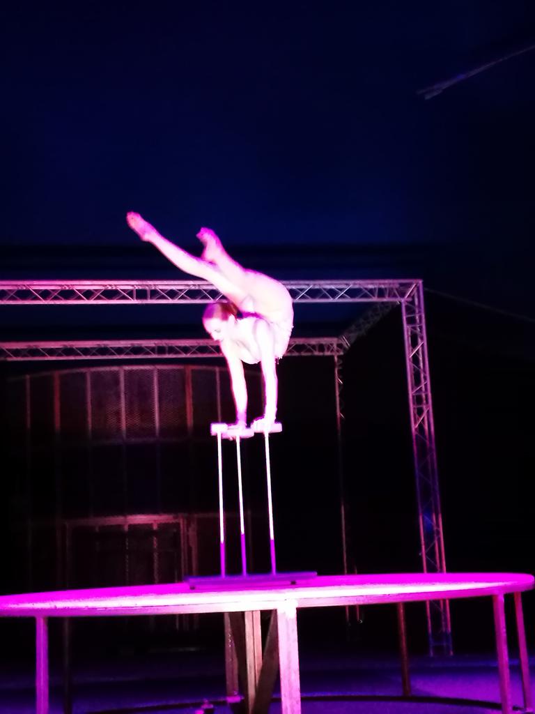 FlorenceMillet's tweet photo. Irina se contortionne dans tous les sens #souplesse #grace #CirqueInfernal πΉπΉπΉ https://t.co/J8Qas7MqXq