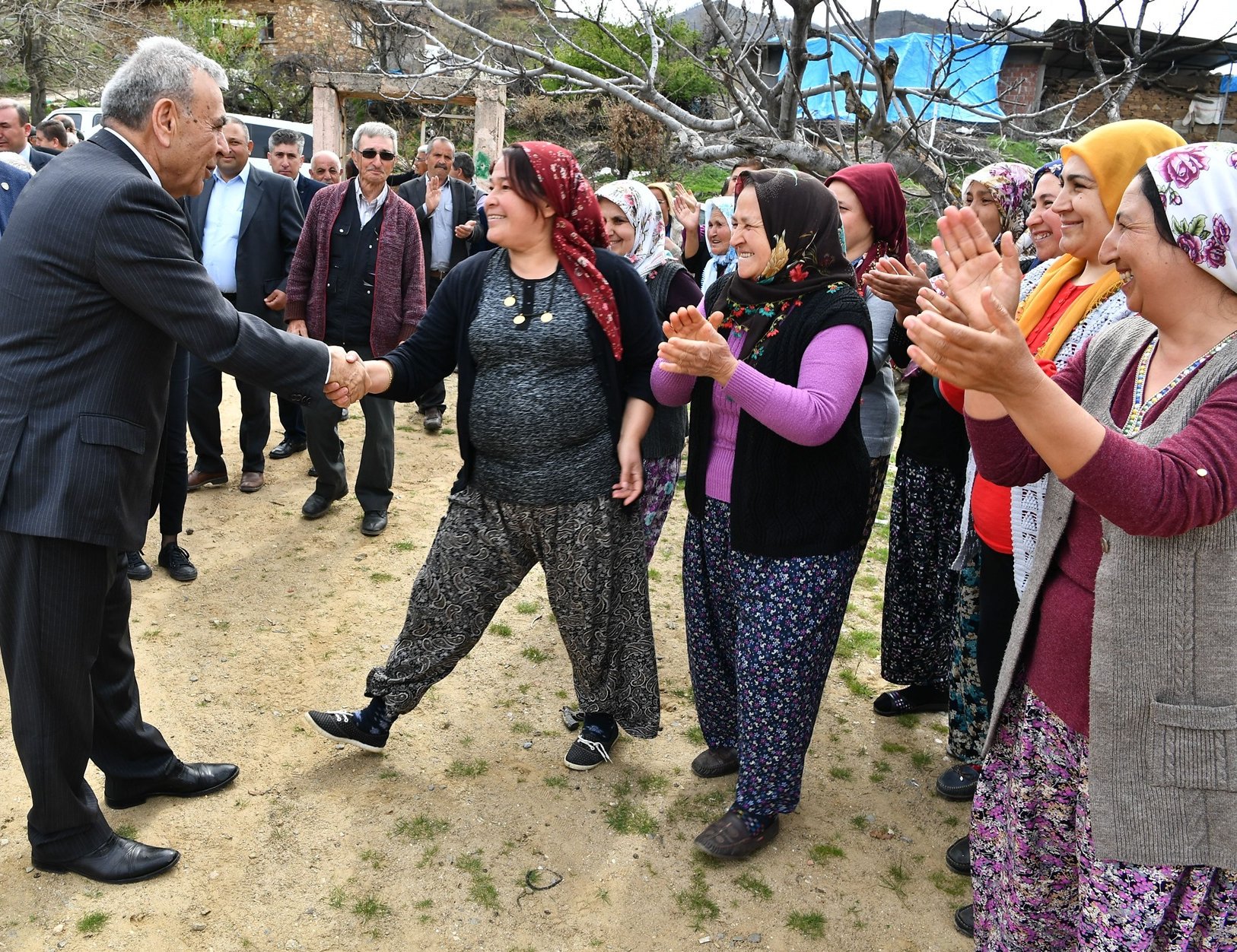 Aziz Kocaoğlu on X: Köylü, kentli hiç farketmez; İzmiri İzmir yapan  kadınlardır. Özgüveni yüksek, güçlü, kararlı, dimdik ayakta duran  kadınlar.. t.coQu2NPttz6Y  X
