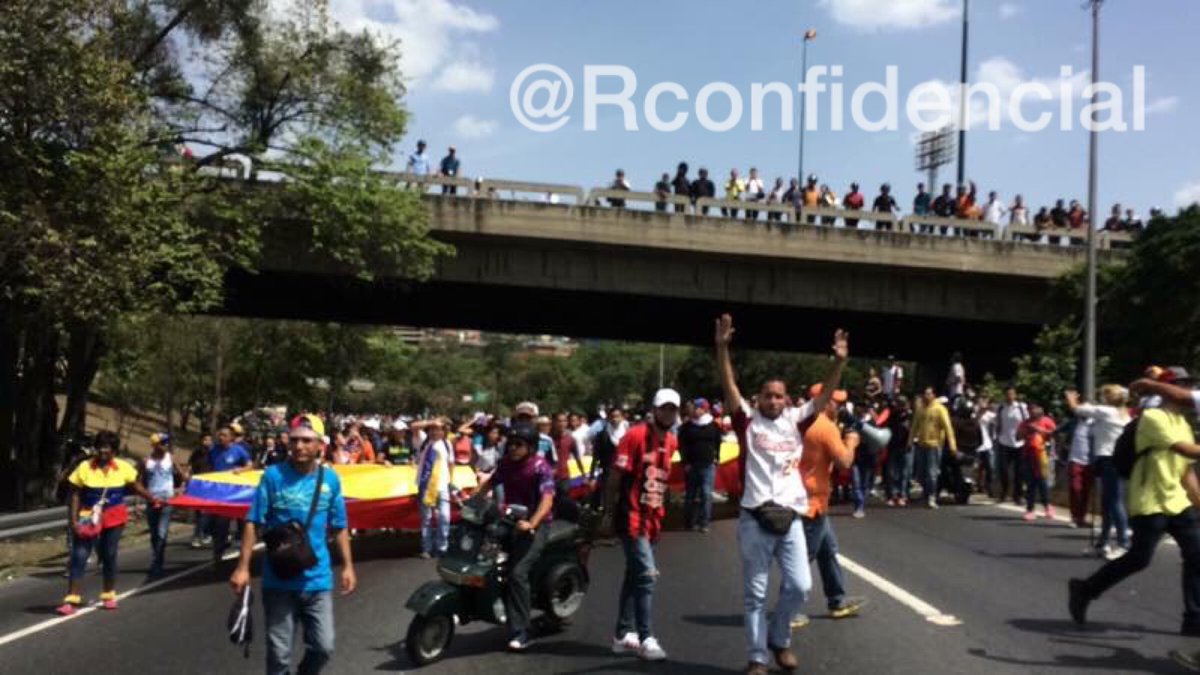 RConfidencial's tweet photo. #ULTIMAHORA Enfrentamientos en la autopista Fco Fajardo altura de Plaza Venezuela 2:25PM https://t.co/nQi8SYFTpK
