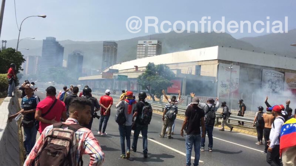 RConfidencial's tweet photo. #ULTIMAHORA Enfrentamientos en la autopista Fco Fajardo altura de Plaza Venezuela 2:25PM https://t.co/nQi8SYFTpK