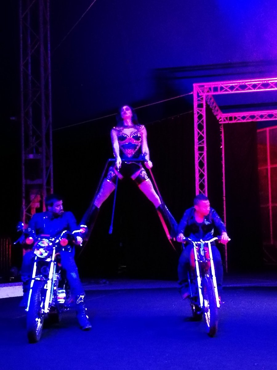 FlorenceMillet's tweet photo. Varanella satanique sur ses motards infernaux #moto #CirqueInfernal π https://t.co/Ey5guuSQT7