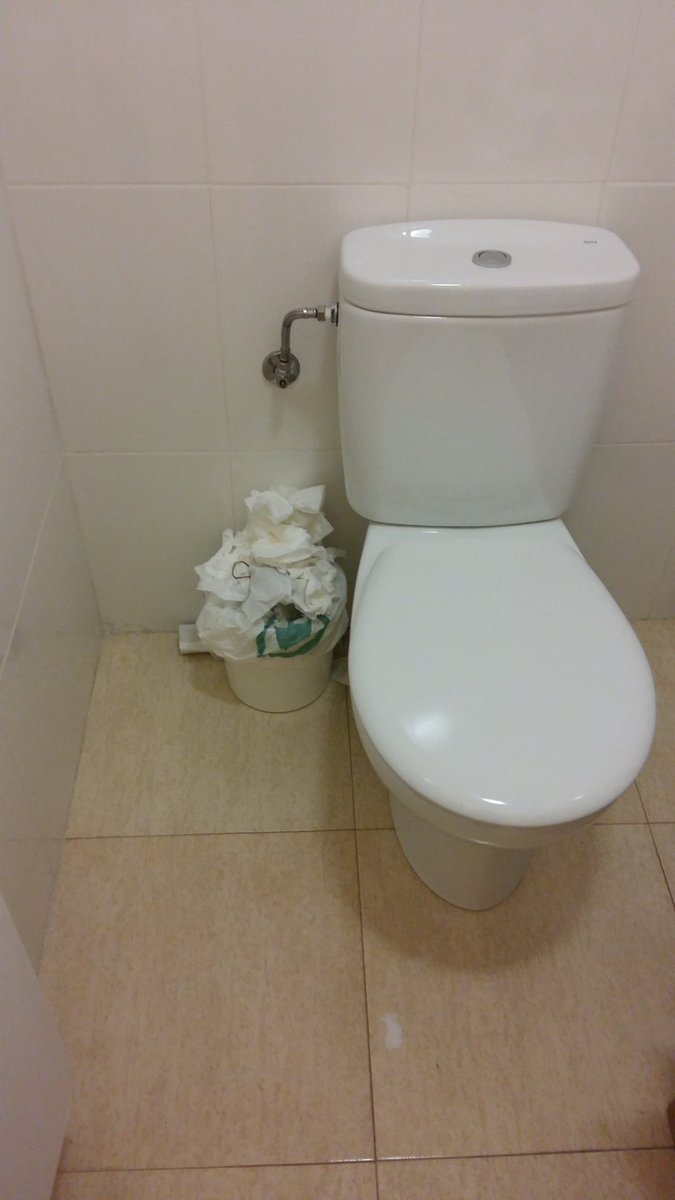 CarolDGD's tweet photo. Cuando tus compañeras de trabajo son guarras premium (mis papeles van siempre al wc) #equilibrismo https://t.co/2ztezZkOM1