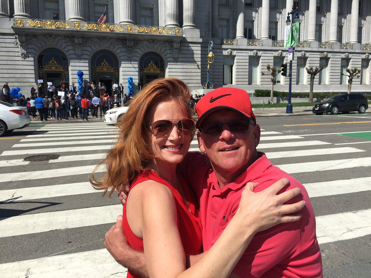 taramoriarty1's tweet image. ❤❤#huganewspersonday with my ol photog @VaughanChip #KTVU @realDonaldTrump #realnewsonly 😂