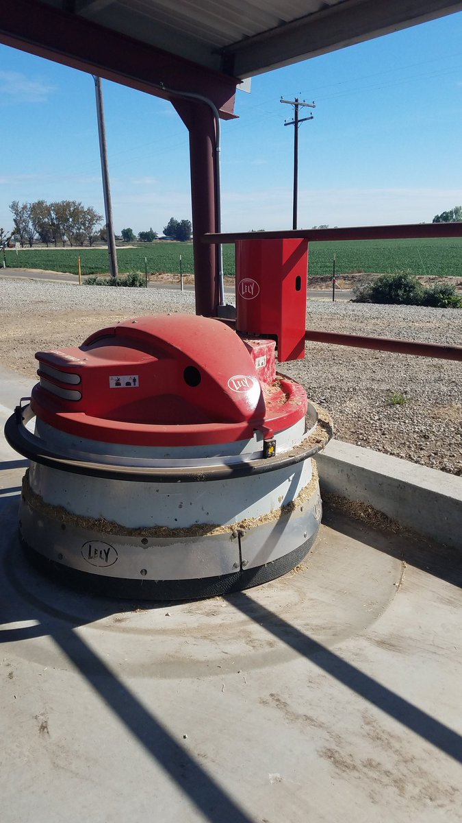 Every 90 min this machine undocks &amp; pushes around cow feed in the barn
#automation #SVAgTech17