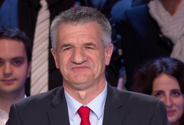 Europe1's tweet photo. "Je vous propose un avenir basé sur l'espoir et sur les grandes bases du vivre ensemble" @jeanlassalle #LeGrandDebat https://t.co/fNmJ8xQfRQ https://t.co/67XLr0L0vq