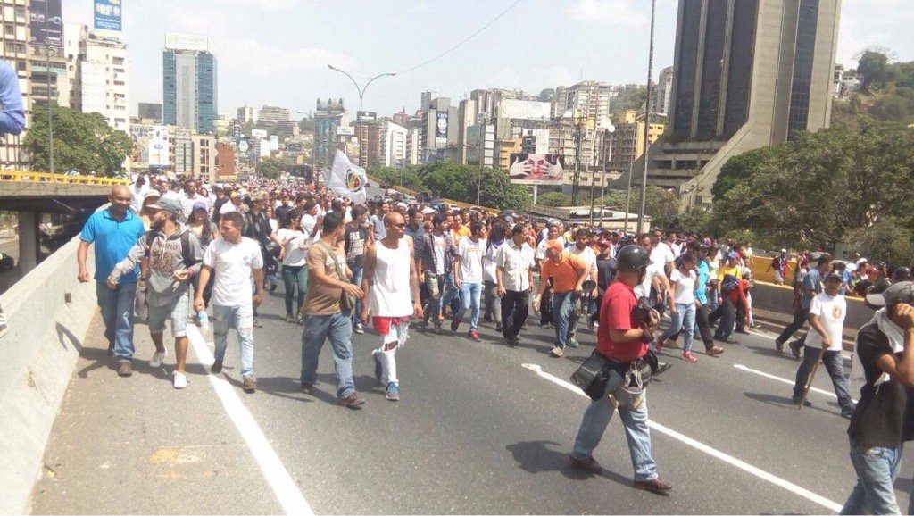 WellingMichael's tweet image. #Venezuela #BREAKING more people head to the streets to protest dictatorship. @CBCAlerts @CTVNews @NBCNews @CBSNews @CP24 @HRF @SkyNews