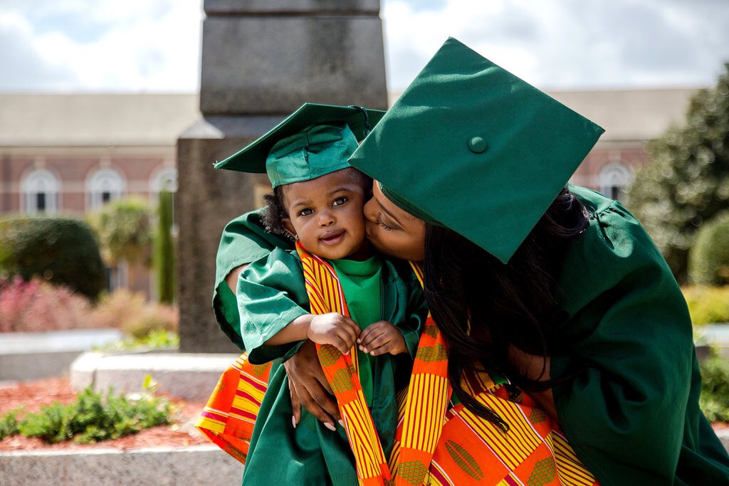 _FireHotMama's tweet photo. The long nights up studying was for her, the rushing to make it to class on time was for her, so this diploma in reality is for her. #Famu https://t.co/x7vk6zgvFU