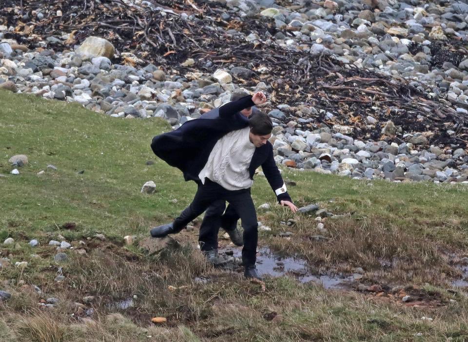 laretrevarrow's tweet image. o proprio harry styles sou eu vendo essas fotos da filmagem do video de sign of the times