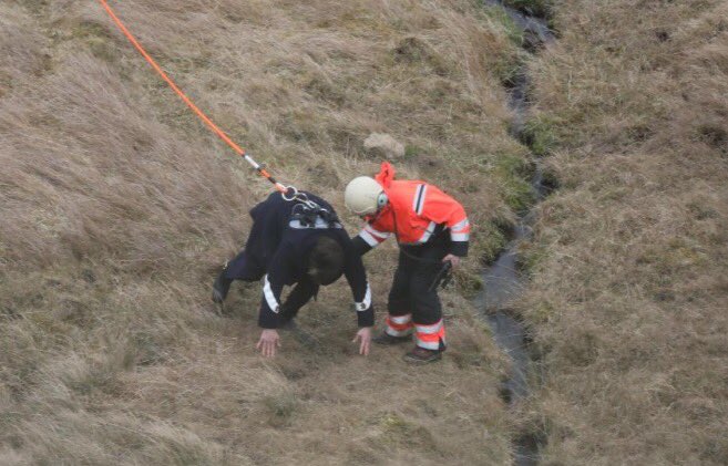 laretrevarrow's tweet image. o proprio harry styles sou eu vendo essas fotos da filmagem do video de sign of the times